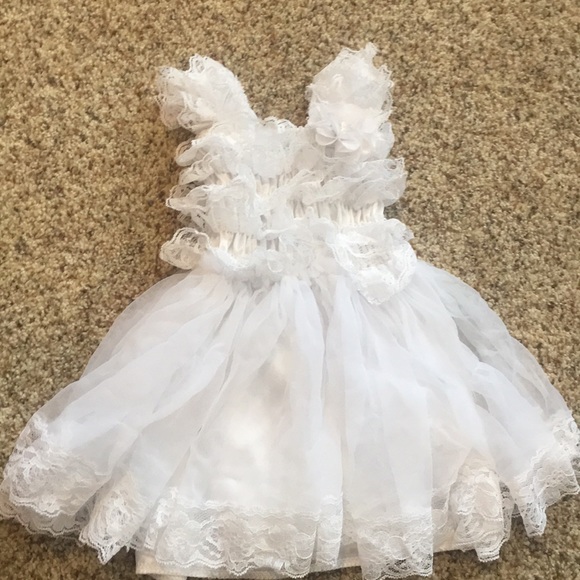 White dress with ruffles - Picture 1 of 2